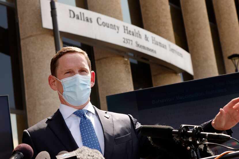 El juez del condado de Dallas, Clay Jenkins, en una conferencia de prensa afuera del...