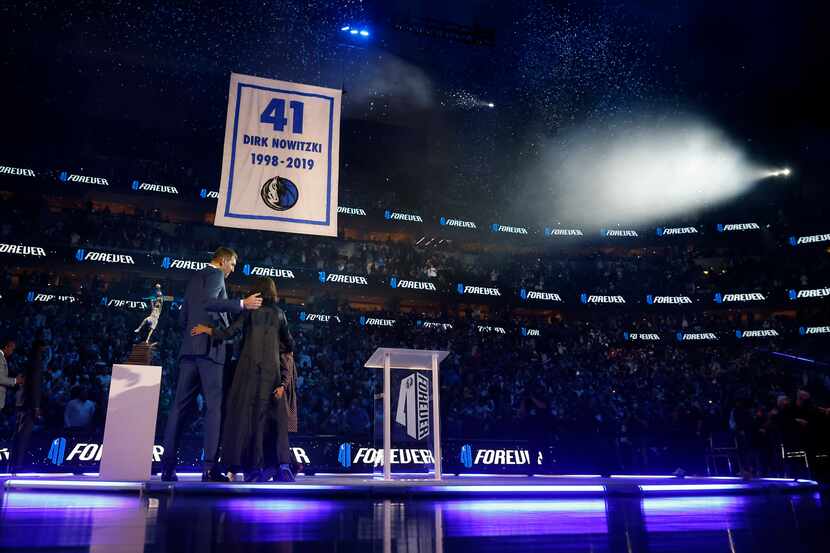 Dirk Nowitzki  con su esposa y sus hijos en la ceremonia en la que los Mavericks de Dallas...