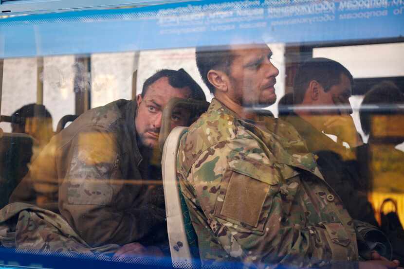 Militares ucranianos se sientan en un autobús tras ser evacuados de la planta siderúrgica...