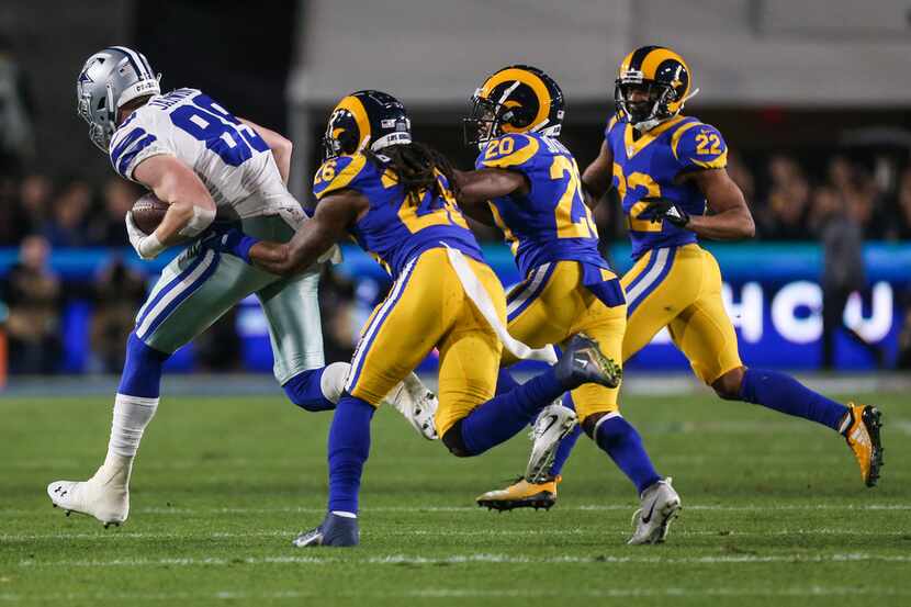 Los Angeles Rams defense work to stop Dallas Cowboys tight end Blake Jarwin (89) during the...