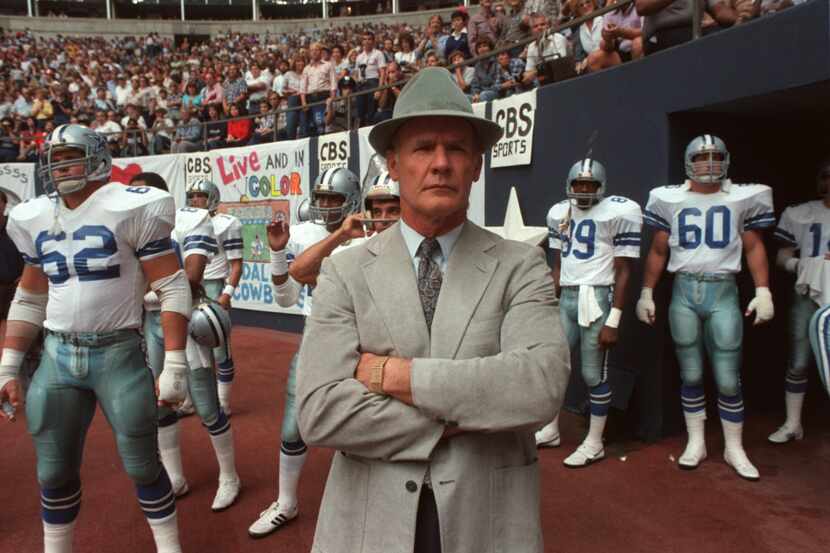 El entrenador de los Dallas Cowboys espera afuera de un túnel con jugadores de su equipo...