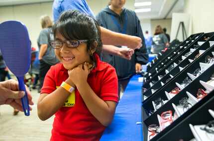 Grace Tama, 5, muy contenta luego de recibir sus lentes nuevos gracias a este evento...