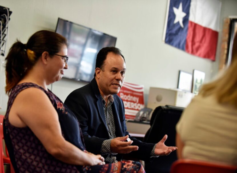 Tina Aviles, izquierda, representante de campo de Rodney Anderson, con su esposo Israel...