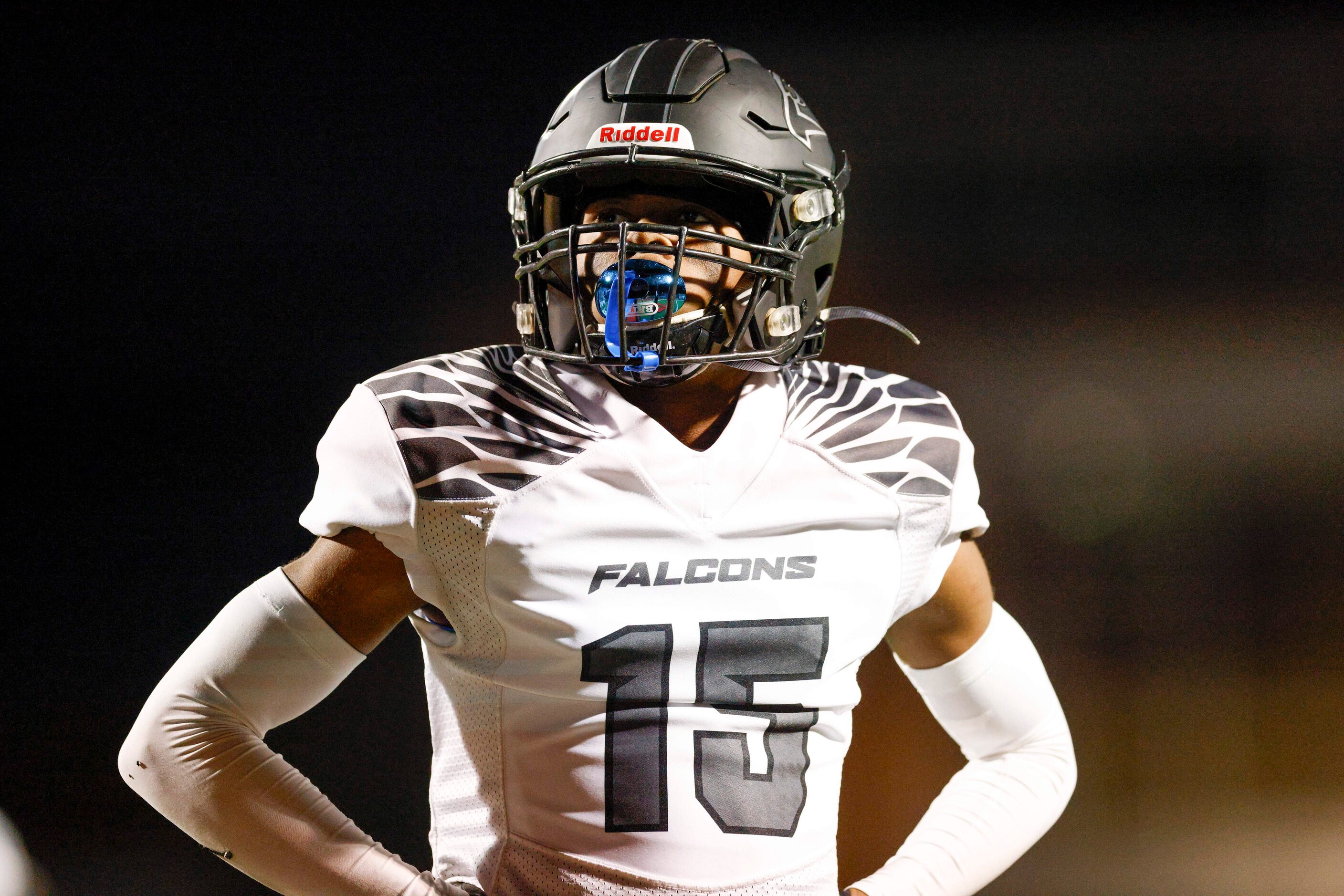 North Forney’s Deveric Woodard (15) looks to the scoreboard after a Rockwall touchdown made...