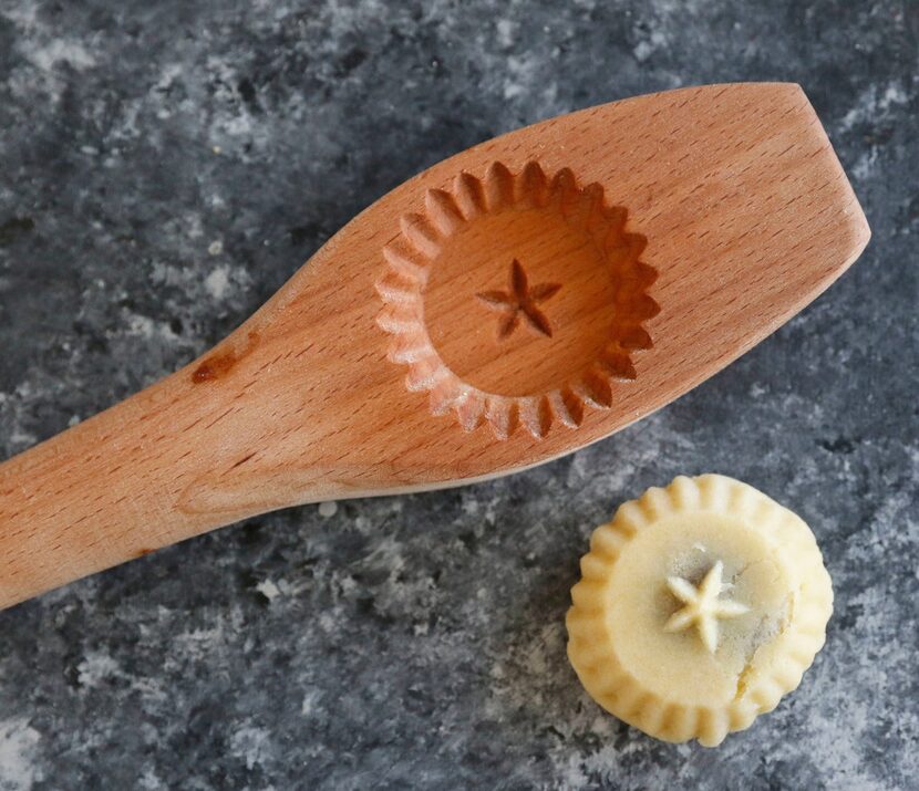  This round mold with the flat top is used for date paste filling.