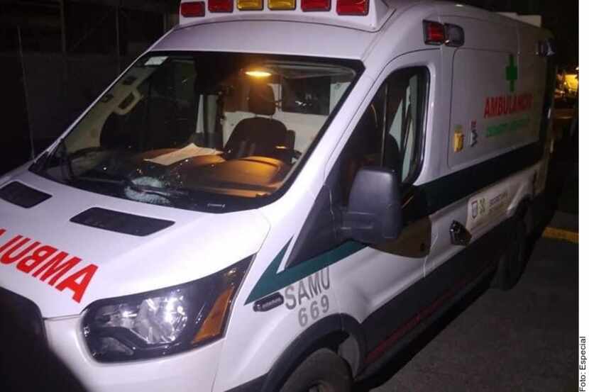 Una ambulancia de la Secretaría de Salud fue atacada por vecinos de Iztapalapa cuando...