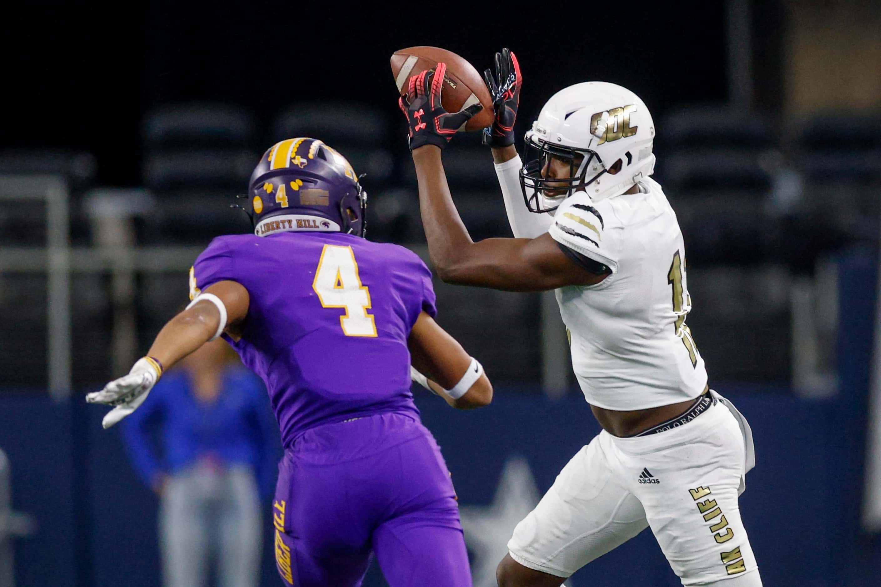 South Oak Cliff wide receiver Jamyri Cauley (11) makes a catch in front of Liberty Hill...