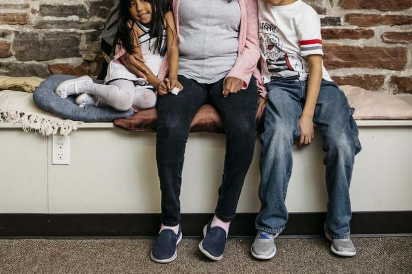 Jeanette Vizguerra, con sus hijos, de isquierda a derecha: Zury, Luna y Roberto, en Denver...