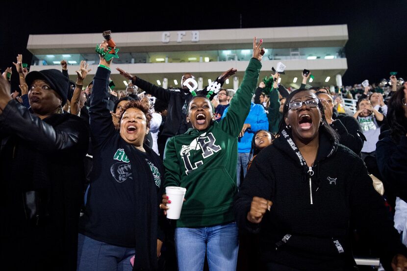 Mansfield Lake Ridge fans Fachon Reed, Latarsha Johnson, Shareeka Jackson, and Mary Adams...