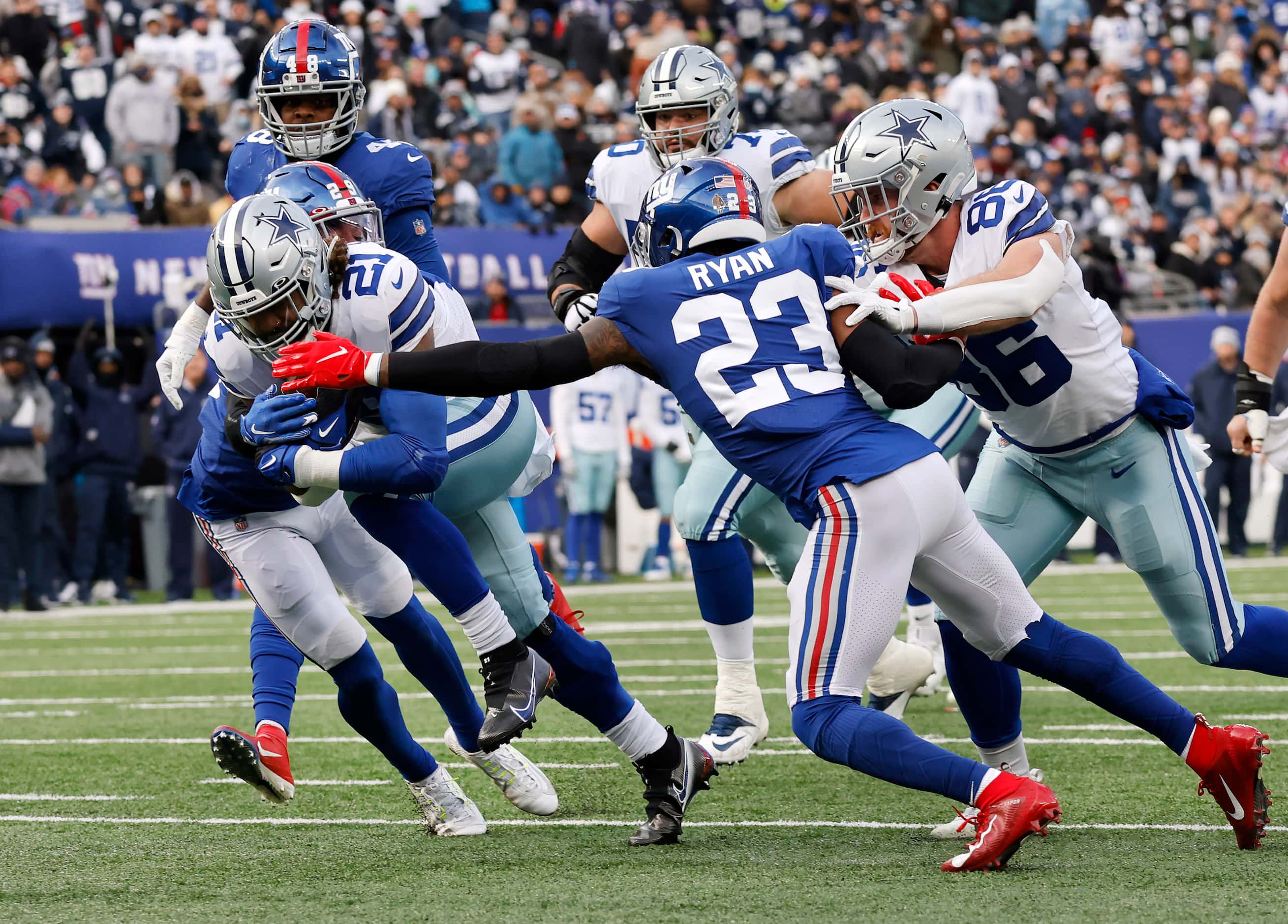 Dallas Cowboys running back Ezekiel Elliott (21) powers to the end zone past New York Giants...