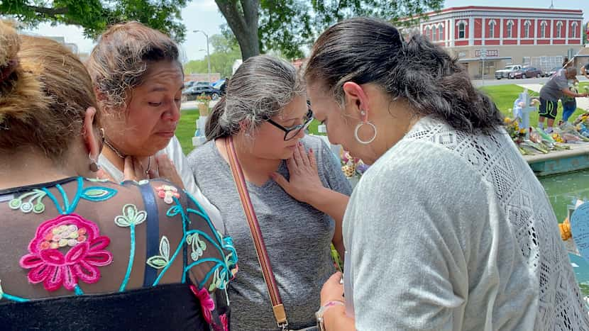 Un grupo de mujeres se acercó a orar para consolar a la maestra Mercedes Salas (izq.), quien...