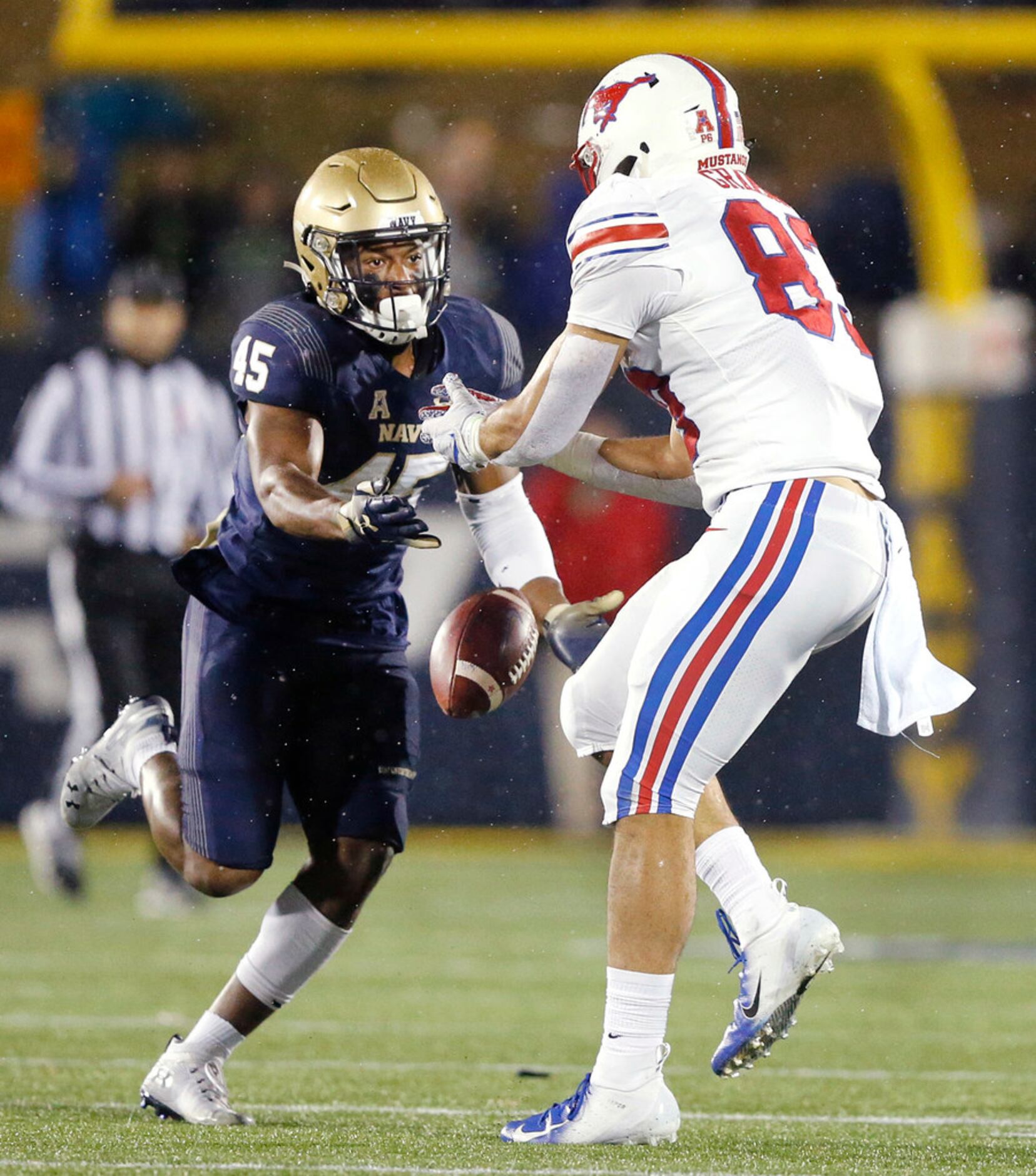 Southern Methodist Mustangs tight end Kylen Granson (83) drops a fourth quarter pass as Navy...