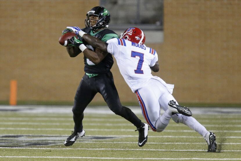 North Texas Mean Green wide receiver Carlos Harris (9) catches a pass in front of Louisiana...