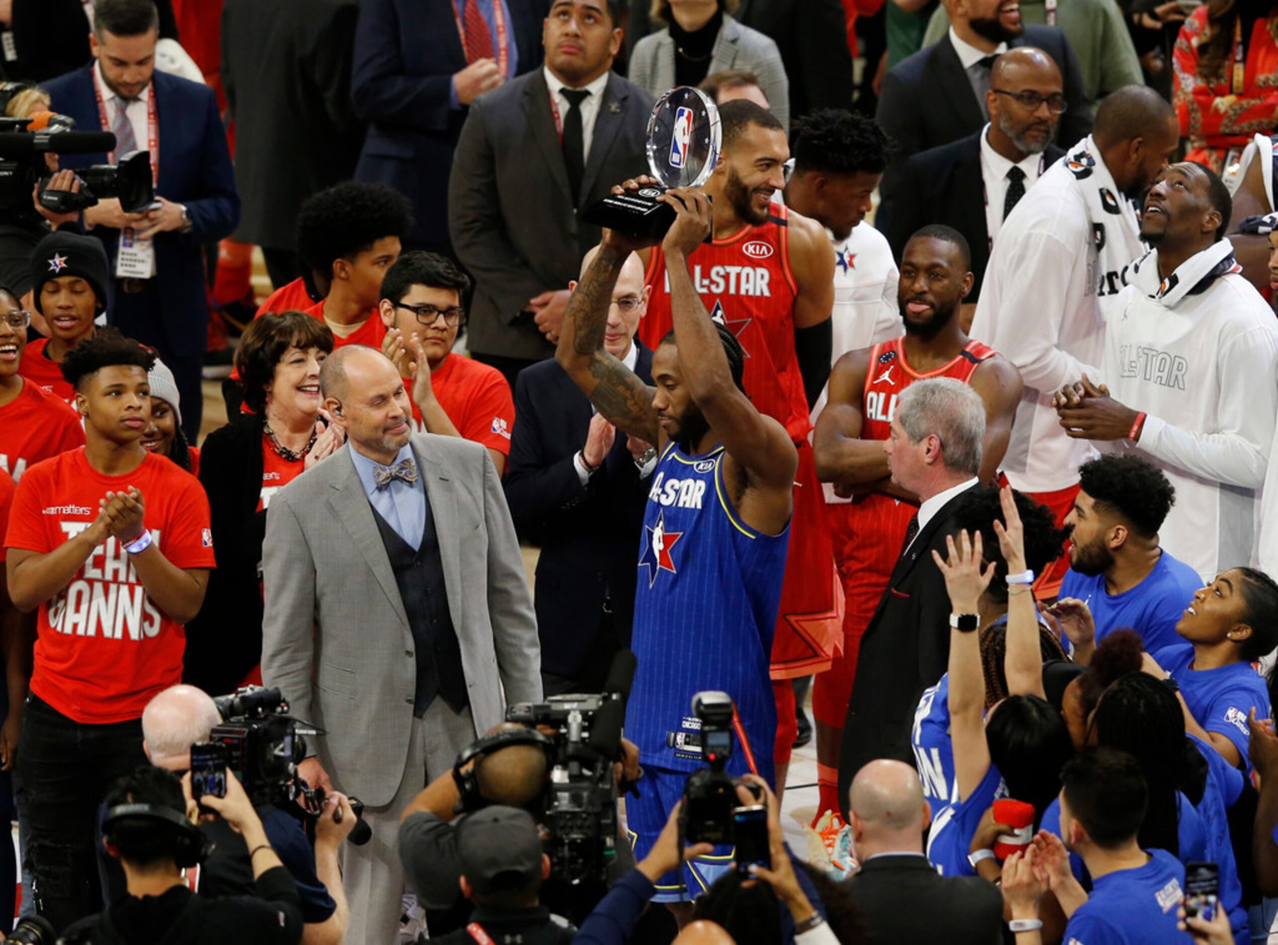 Team LeBron's Kawhi Leonard (2) holds up the Kobe Bryant MVP Award after defeating Team...