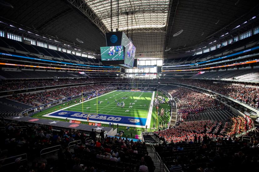 Allen faces Duncanville during the first half of a Class 6A Division IÊstate semifinal at...