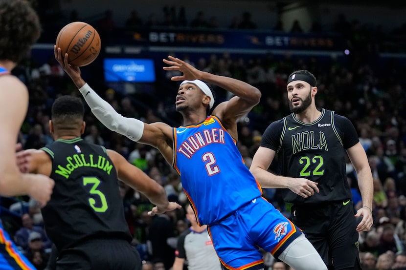 Oklahoma City Thunder guard Shai Gilgeous-Alexander (2) drives to the basket between New...