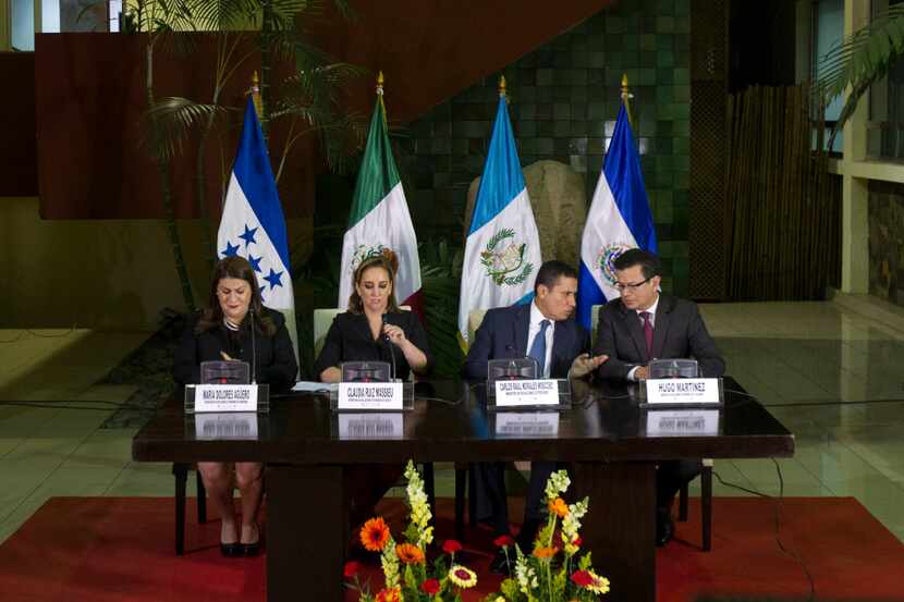 De izquierda a derecha, los ministros de Relaciones Exteriores, María Dolores Agüero, de...