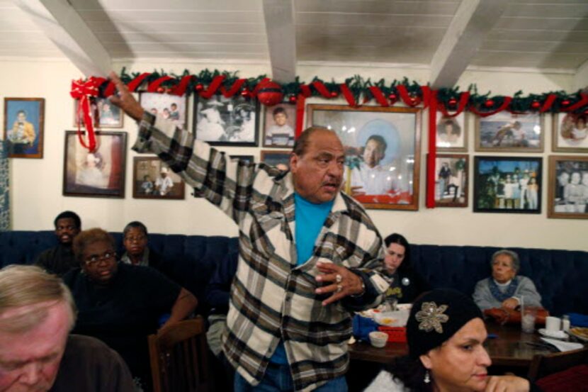 Robert Medrano interviene en la reunión entre Khraish Khraish y los Tejano Democrats.