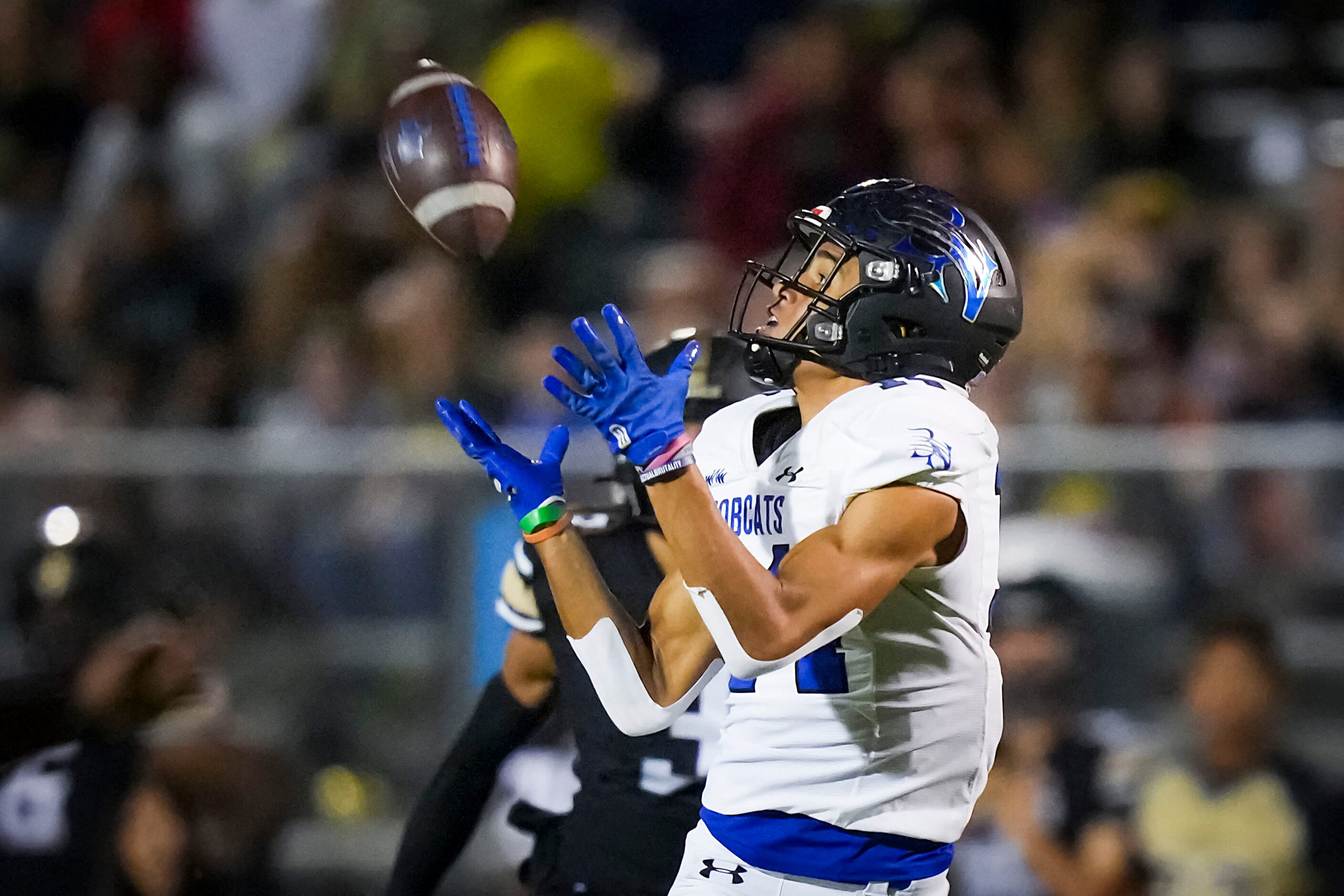 Trophy Club Byron Nelson wide receiver Landon Landon Ransom-Goelz (14) hauls in a 70-yard...