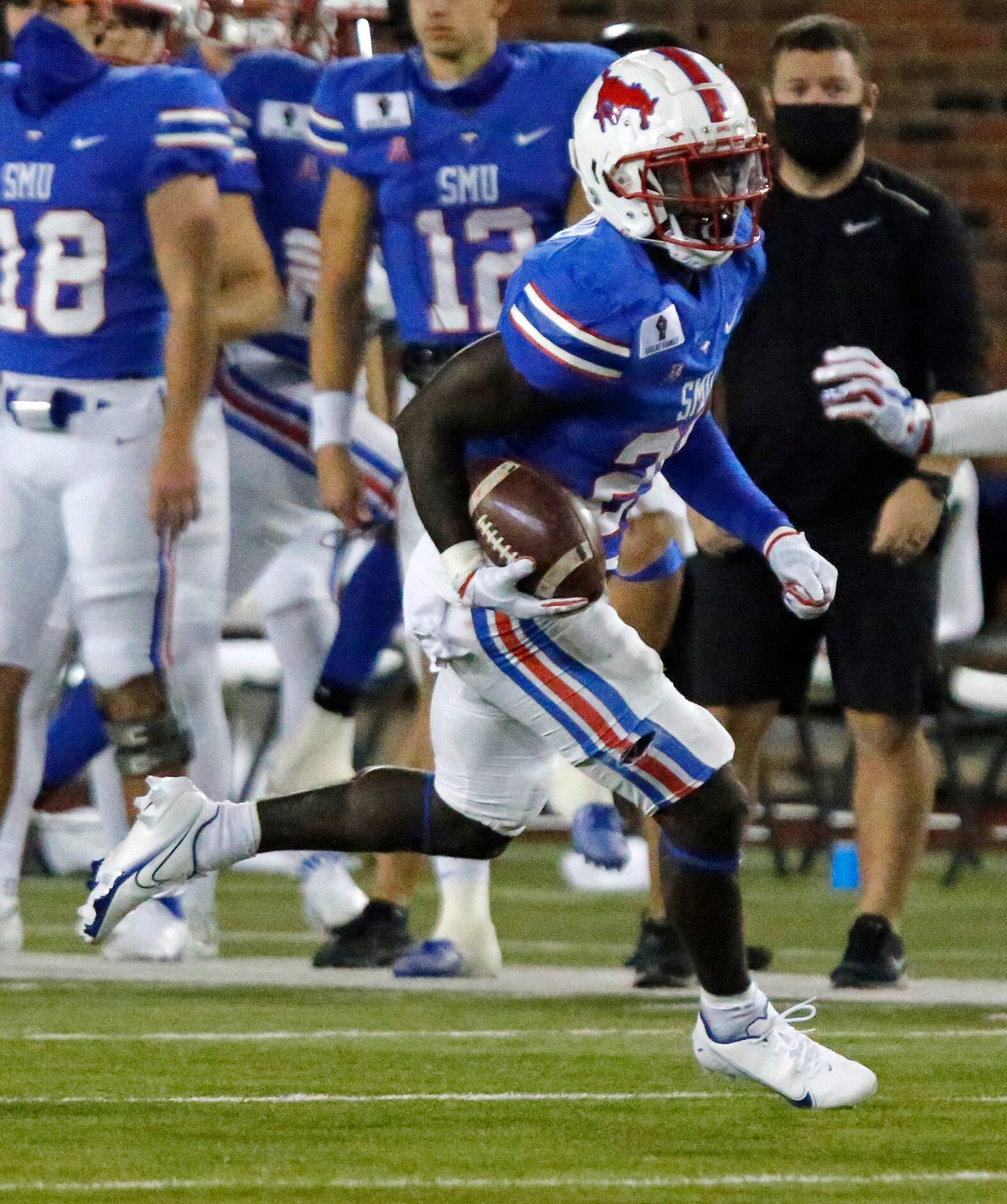 Southern Methodist Mustangs running back Ulysses Bentley IV (26) breaks away during the...