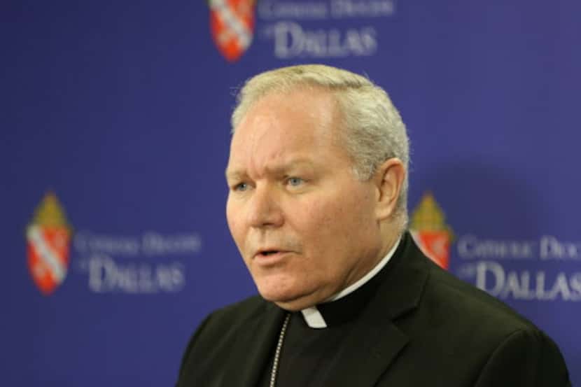 El obispo de Dallas Edward Burns pidió al papa Francisco llamar a un cónclave para abordar...