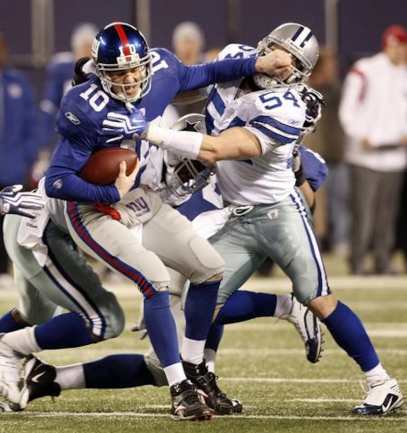 Game 12-Giants 31, Cowboys 24: Dallas Cowboys linebacker Bobby Carpenter (54) gets a face...