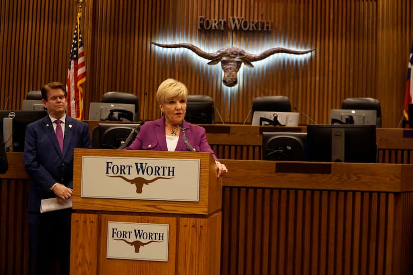 Betsy Price, alcaldesa de Fort Worth, se hará la prueba de covid-19 este martes.