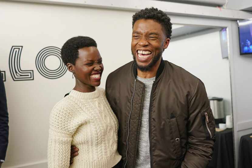 Protagonistas de Black Panther Lupita Nyong'o y Chadwick Boseman posan juntos el 27 de...