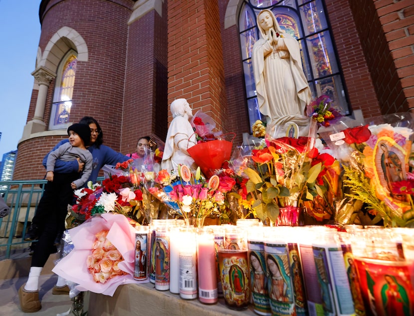 Martha Ávila de Dallas, junto a su hijo de 3 años, Damien, dejaron flores a la Virgen en la...