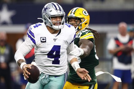 El mariscal de los Cowboys Dak Prescott es atrapado por Za'Darius Smith de los Green Bay...