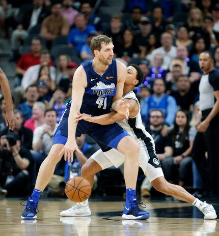 Dirk Nowitzki (41) durante un partido en contra de los Spurs de San Antonio, el 10 de abril...