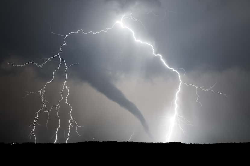 En la Vigilancia por tornado hay que estar preparado; cuando hay un Aviso, tome refugio.