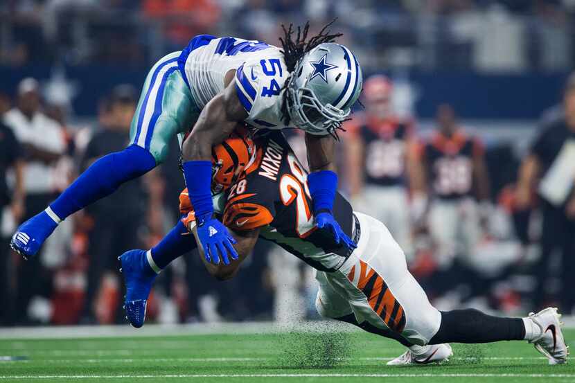 Dallas Cowboys linebacker Jaylon Smith (54) tackles Cincinnati Bengals running back Joe...