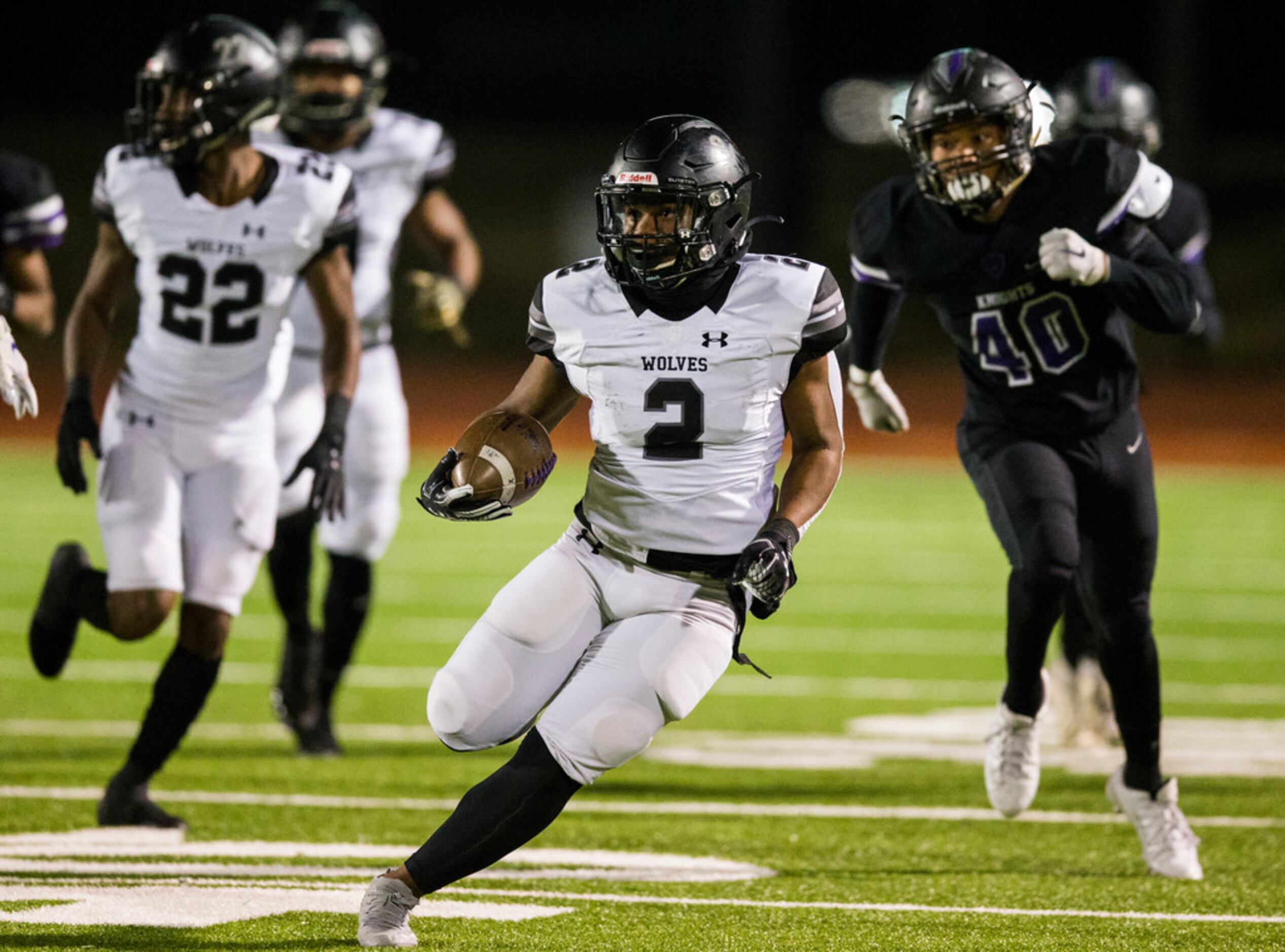 Mansfield Timberview running back Deuce Jones (2) runs the ball during the first quarter of...