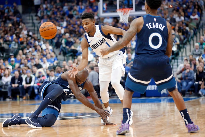 Dallas Mavericks guard Dennis Smith Jr. (1) looks to steal the loose ball from Minnesota...