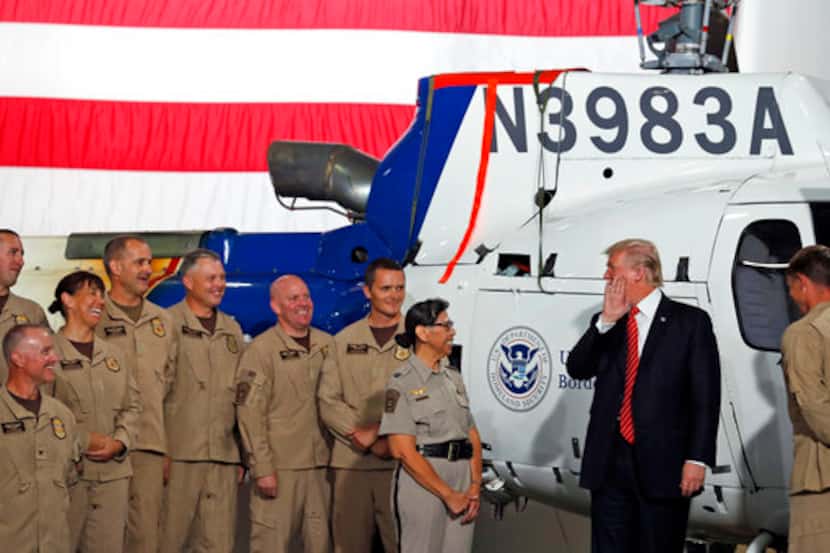 El presidente Donald Trump habla con miembros de la Fuerza Aérea, Infantería de Marina y la...