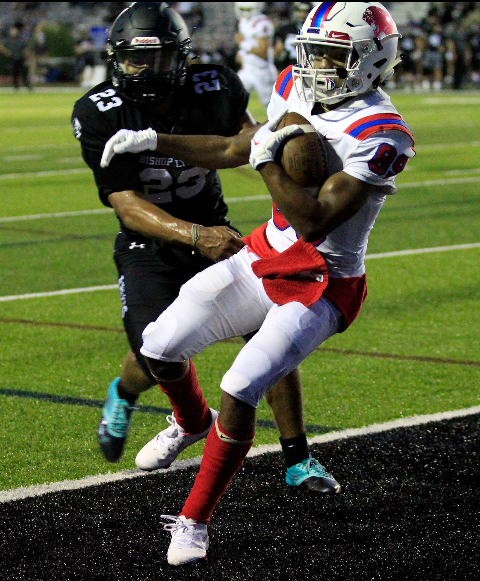 Parish Episcopal’s Jai Moore (89) grabs a touchdown pass, as Bishop Lynch defender Isaiah...