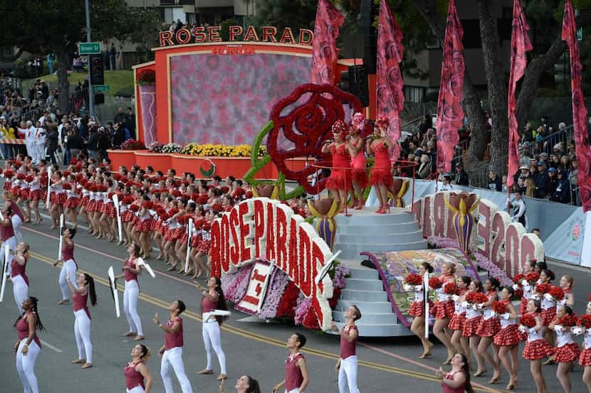 Participantes de la edición 128 del Desfile de las Rosas, en Pasadena, California, el 2 de...