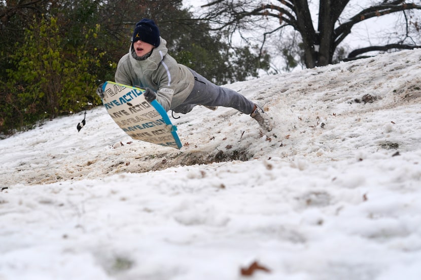 Luke Choat se desliza en la nieve sobre una colina el jueves 9 de enero de 2025.