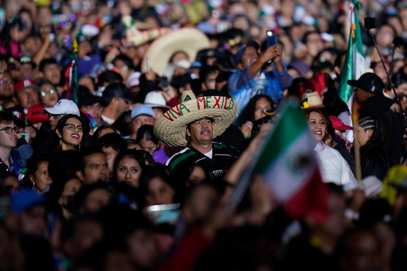 Una multitud se congrega en el Zócalo --la plaza principal de Ciudad de México-- el domingo...