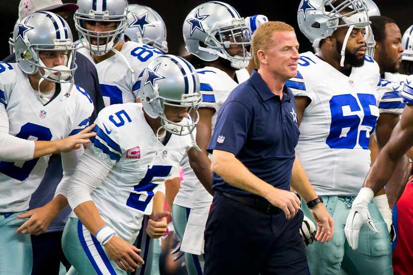 Dallas Cowboys head coach Jason Garrett breaks a huddle with his team before an NFL football...