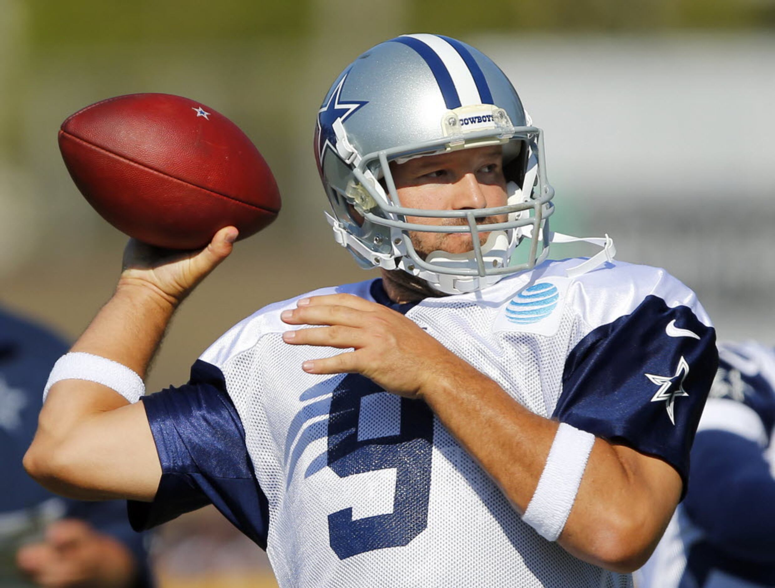 Tony Romo To Hold Youth Football Camp