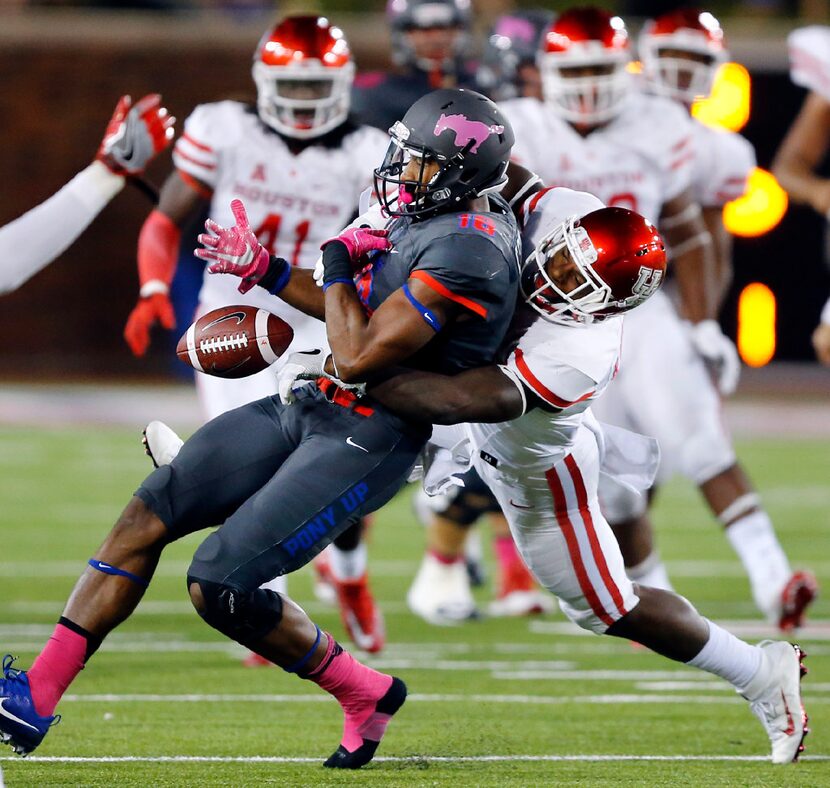 Southern Methodist Mustangs wide receiver Courtland Sutton (16) goes up for a pass against...