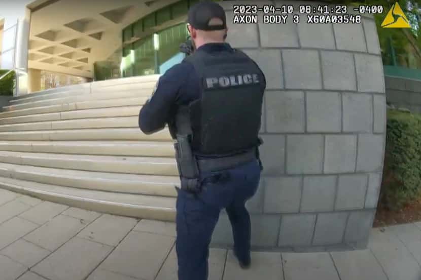 En esta captura de pantalla hecha del video de la cámara corporal del oficial Nickolas Wilt,...