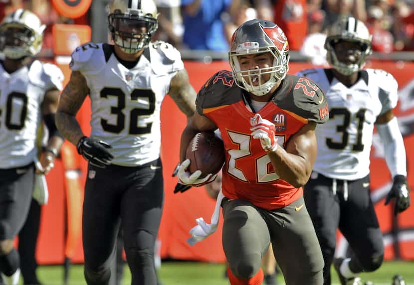 Tampa Bay Buccaneers running back Doug Martin (22) outruns the New Orleans Saints defense...