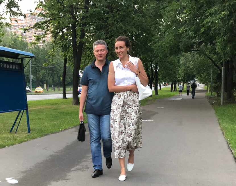 Las mujeres usan faldas y vestidos estampados con flores en el verano.