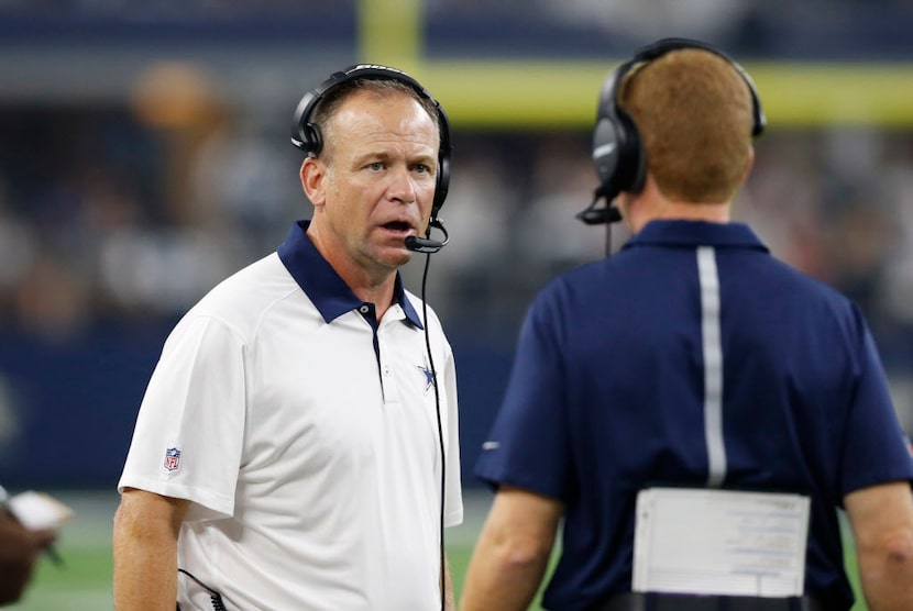 Sep 13, 2015; Arlington, TX, USA; Dallas Cowboys offensive coordinator Scott Linehan (left)...