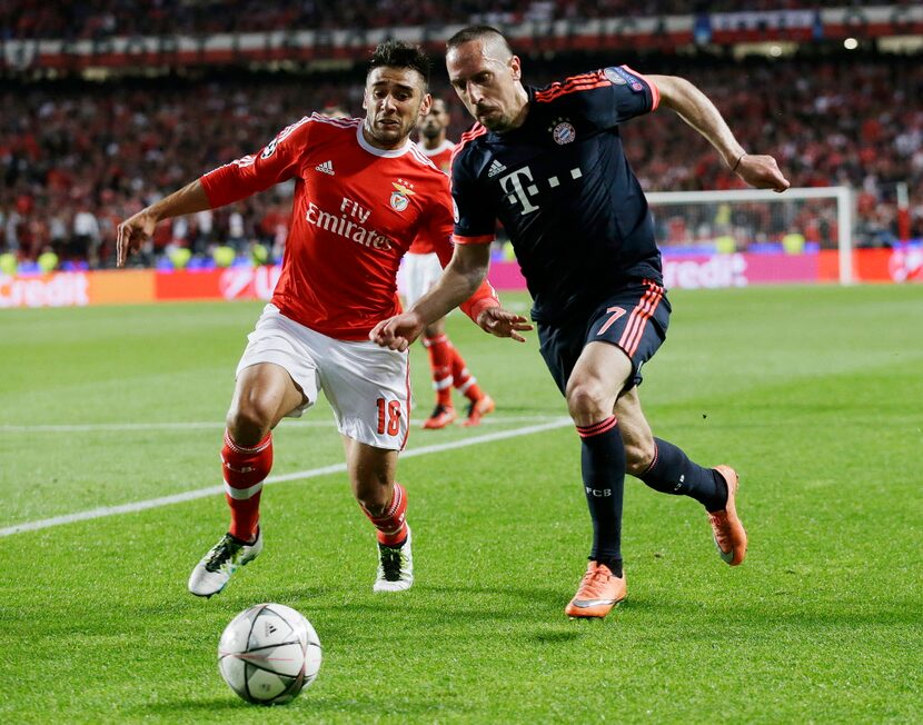 Franck Ribery (der.) y el Bayern eliminaron al Benfica.