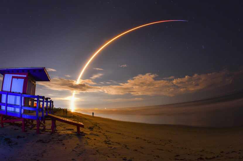 Lanzamiento de un cohete Falcon 9 de Space X desde la base Cabo Cañaveral, en Florida.(AP)
