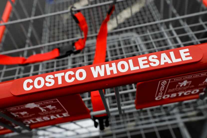 Costco dice que cada vez más clientes hacen sus compras en sus tiendas con membresías que no...